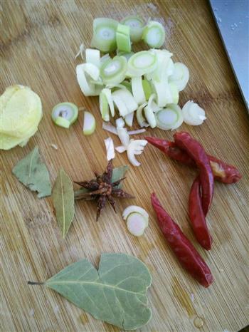 榛蘑猪肉炖粉条白菜的做法图解4