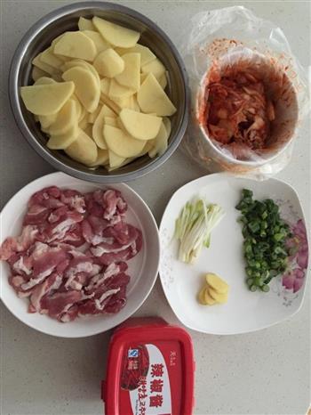 韩式辣白菜炒五花肉的做法步骤1