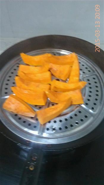 南瓜皮牛肉胡萝卜蒸饺的做法步骤2