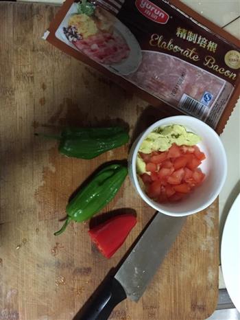 黑椒培根意面配牛油果沙拉的做法步骤3