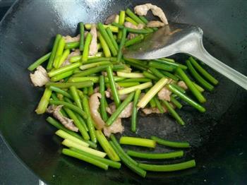 蒜苔炒肉的做法步骤4