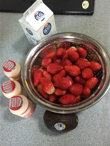 草莓牛油果奶昔的做法步骤1