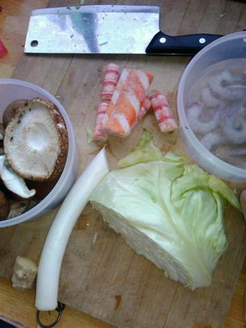 虾仁香菇橄榄菜饺子的做法步骤1