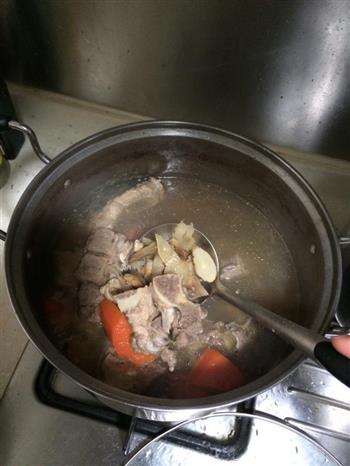 土茯苓煲猪骨的做法步骤1