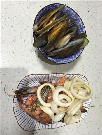 铸铁锅版西班牙海鲜饭的做法步骤2