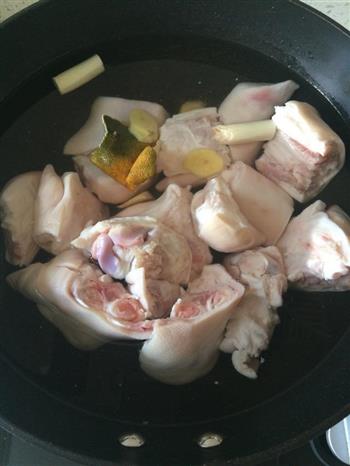花生黄豆猪脚汤的做法步骤1