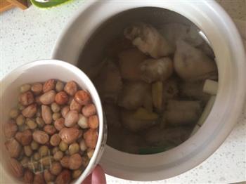 花生黄豆猪脚汤的做法步骤2