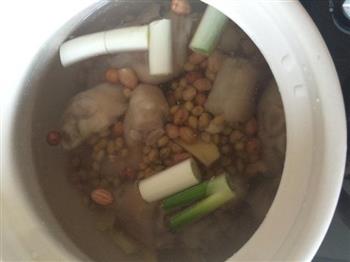 花生黄豆猪脚汤的做法步骤3