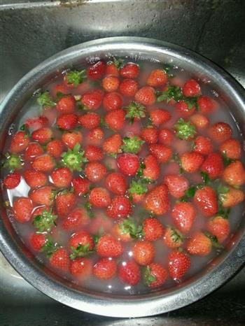 自制草莓酱及副产品草莓果汁的做法步骤1
