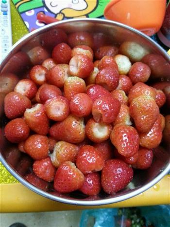 自制草莓酱及副产品草莓果汁的做法步骤2