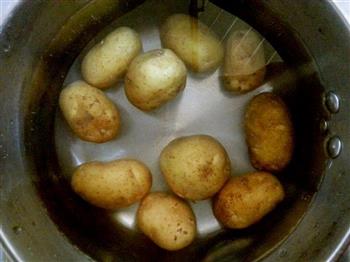 迷迭香烤土豆的做法图解1