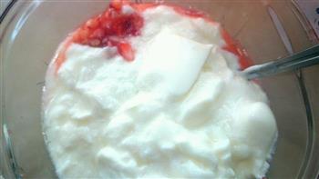 鲜草莓果粒酸奶的做法步骤3