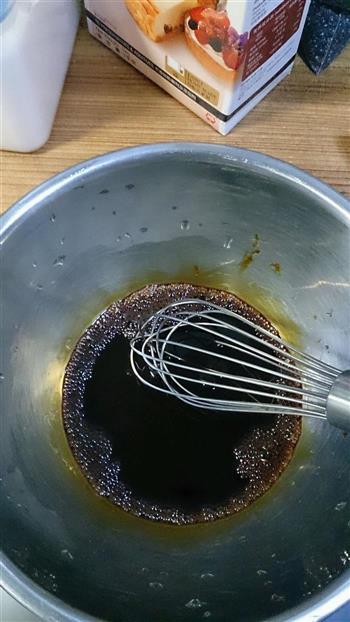 黑糖黑芝麻戚风蛋糕的做法步骤2