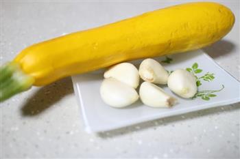 3分钟快手凉菜-香蕉西葫芦的做法图解1
