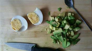 牛油果鸡蛋沙拉三明治的做法步骤1