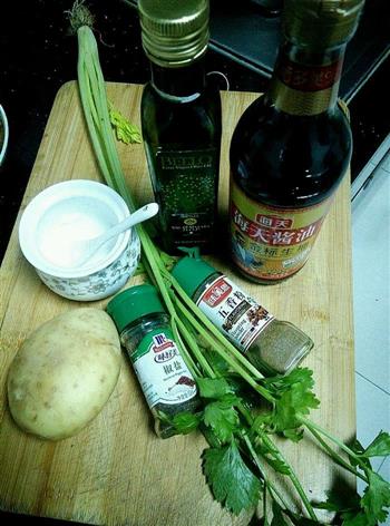 电饭煲版粽叶土豆蒸排骨的做法步骤1