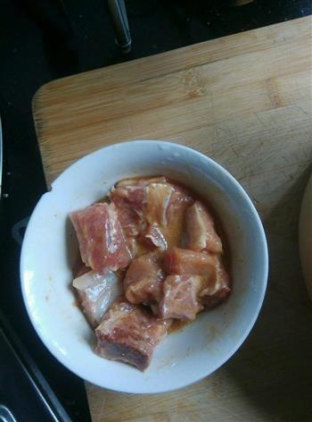 电饭煲版粽叶土豆蒸排骨的做法步骤2