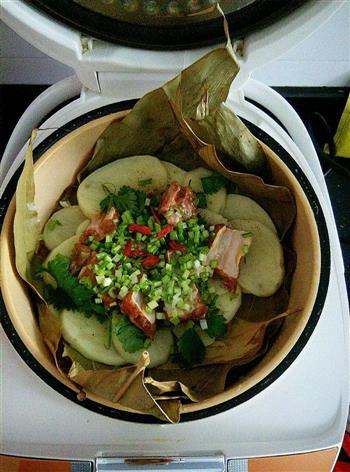 电饭煲版粽叶土豆蒸排骨的做法步骤6