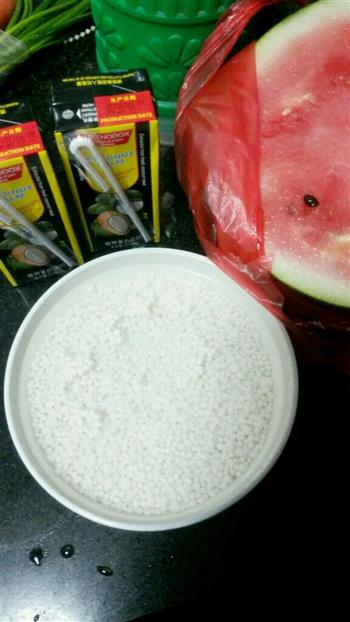 椰汁西瓜西米露的做法步骤1
