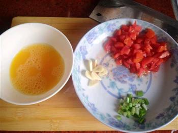 简易美味土豆西红柿蛋炒饭的做法图解2