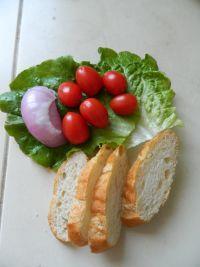 番茄沙拉面包的做法步骤1