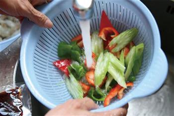麻辣鸡翅香虾锅的做法步骤2