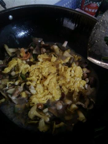 野生蘑菇炒鸡蛋的做法步骤8
