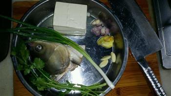 鱼头豆腐汤香浓型的做法图解1