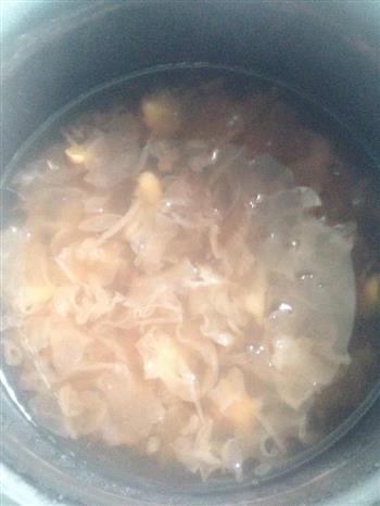 银耳莲子汤的做法步骤1