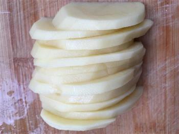 土豆蒸香肠的做法步骤2
