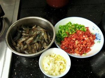 青红椒炒河虾的做法步骤1