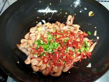 青红椒炒河虾的做法步骤3
