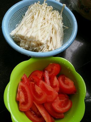 番茄烩金针菇拌面条的做法步骤2