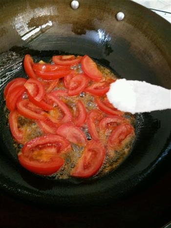 番茄烩金针菇拌面条的做法步骤3