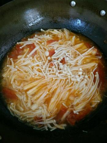 番茄烩金针菇拌面条的做法步骤7