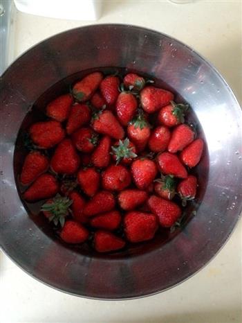 婴儿辅食-草莓罐头的做法步骤1