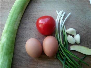西红柿丝瓜鸡蛋汤的做法步骤1