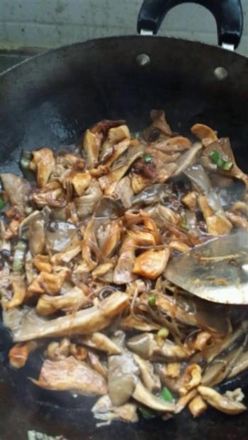 蘑菇木耳粉条炒肉的做法图解3