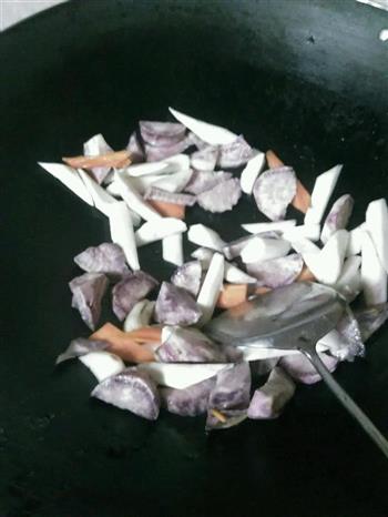紫薯、山药排骨汤的做法图解2