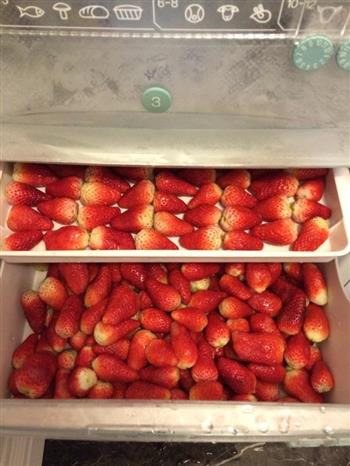 天然草莓冰激凌的做法步骤1