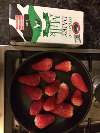 天然草莓冰激凌的做法步骤2