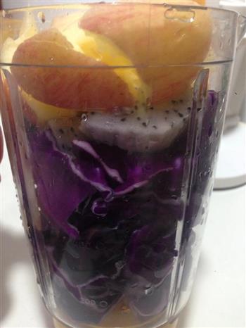 紫甘蓝火龙果汁的做法步骤3
