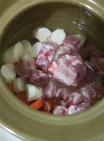 淮山红萝卜排骨汤的做法图解4