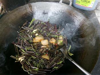 蕨菜炒腊肉的做法步骤6