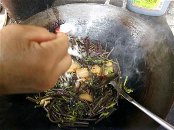 蕨菜炒腊肉的做法步骤7