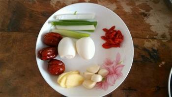 养生系列-红枣胡萝卜香菇豆腐鲫鱼汤的做法图解3