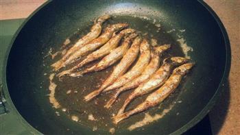 黄油香煎多春鱼的做法步骤7