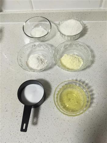 蛋挞的绝配，蛋白椰丝球的做法步骤2