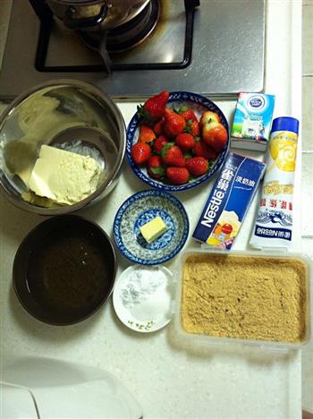 草莓冻芝士蛋糕的做法步骤1