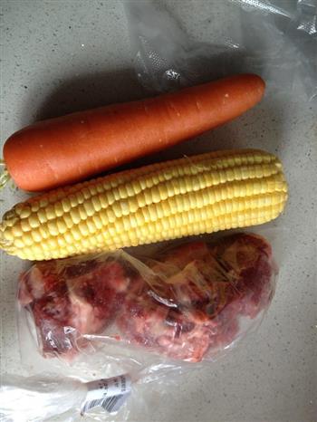 玉米胡萝卜排骨汤的做法步骤1